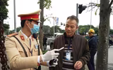Cảnh sát giao thông đeo khẩu trang, găng tay, sát trùng máy đo nồng độ cồn